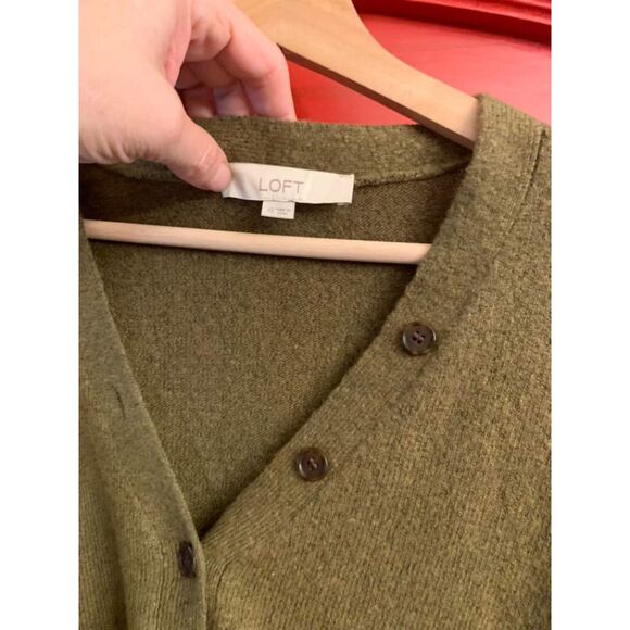 Anne Taylor LOFT XS Khaki GreenV Neck Button Sweater Lg Sleeve Soft Acedemia EUC - Picture 3 of 3